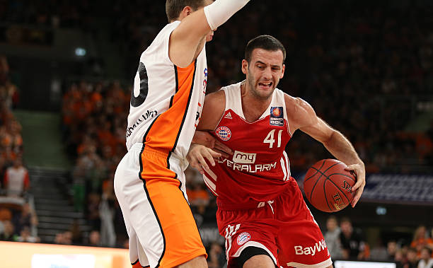 砍两双助球 砍两双助球